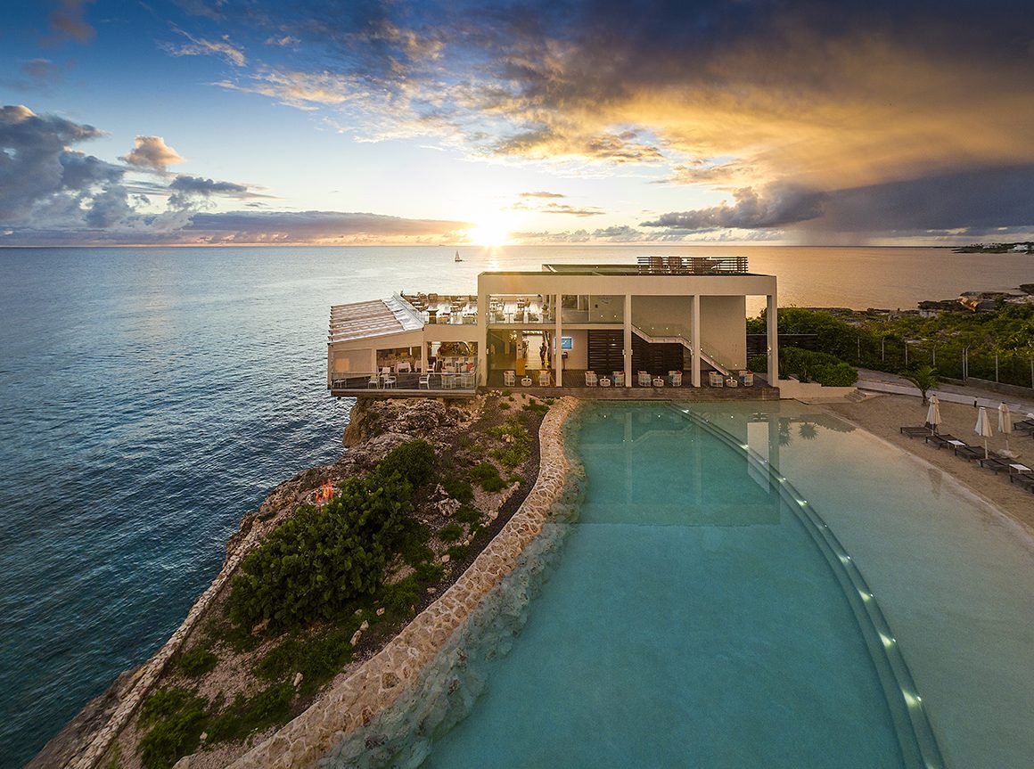 sonesta Azul Restaurant with Edge Pool (3)